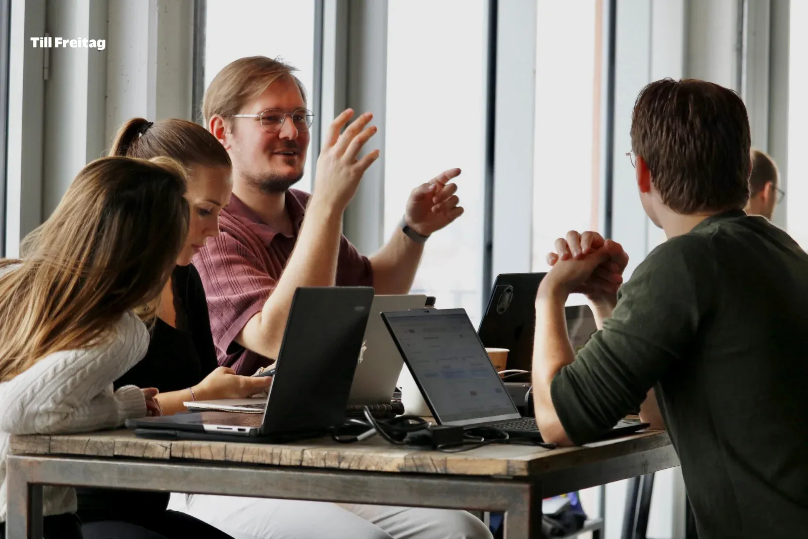 Team in Diskussion am Tisch beim Vibeland Kickoff München