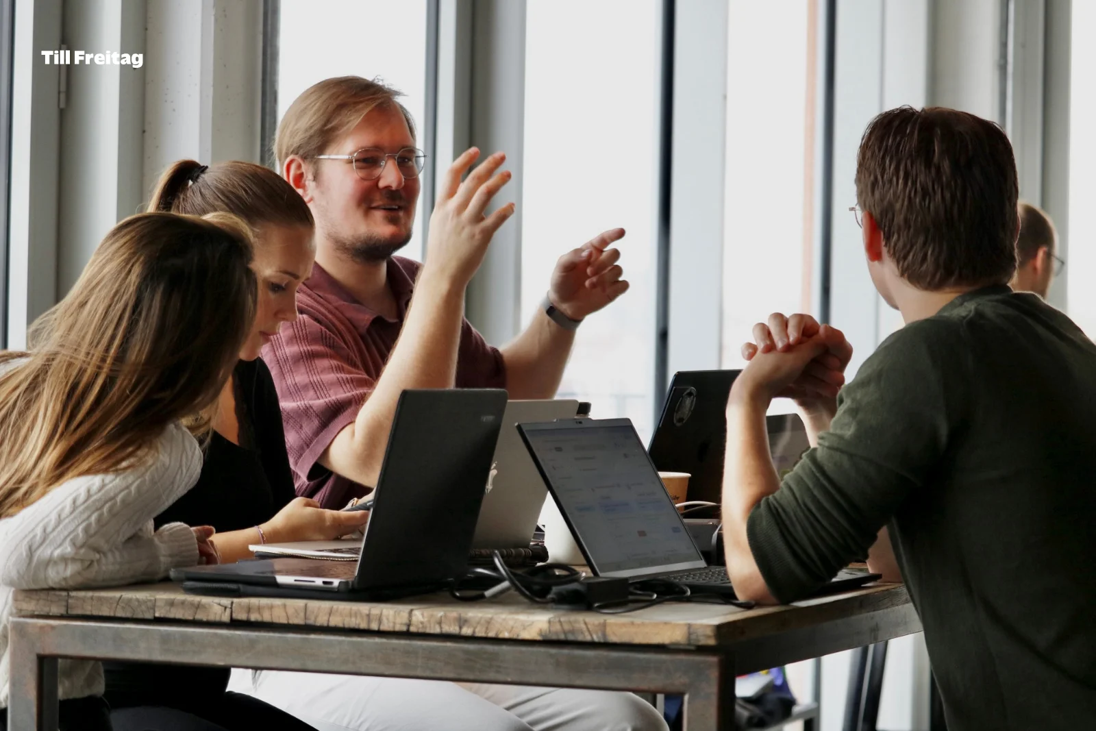 Team in Diskussion am Tisch beim Vibeland Kickoff München